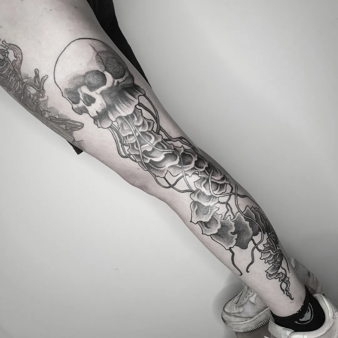 Argustattoo tacodoodnuchter horror skull centipede, tattoo by Taco Bals at Argus Tattoo in Antwerp